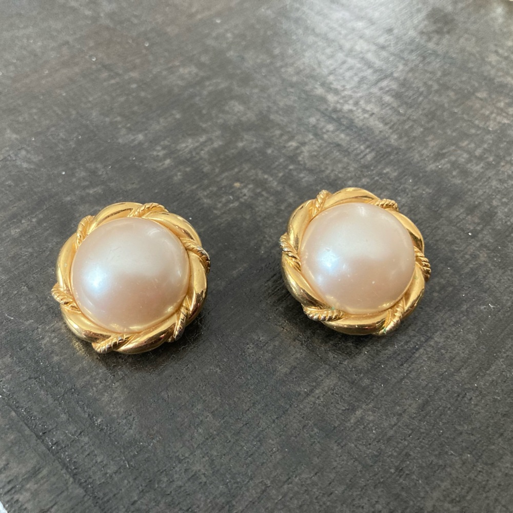 Vintage faux pearl gold tone braided rim clip on earrings